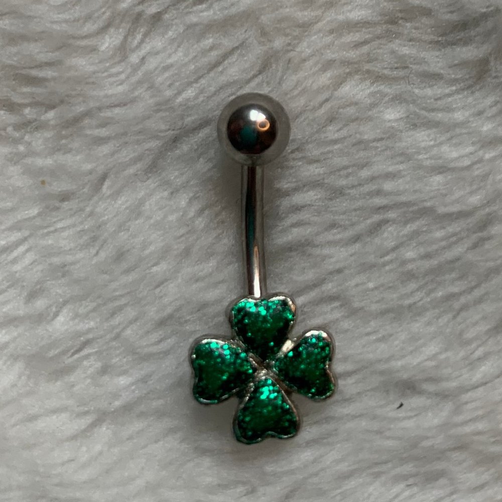 St Patrick Day Shamrock Glitter Belly Ring - Picture 2 of 4